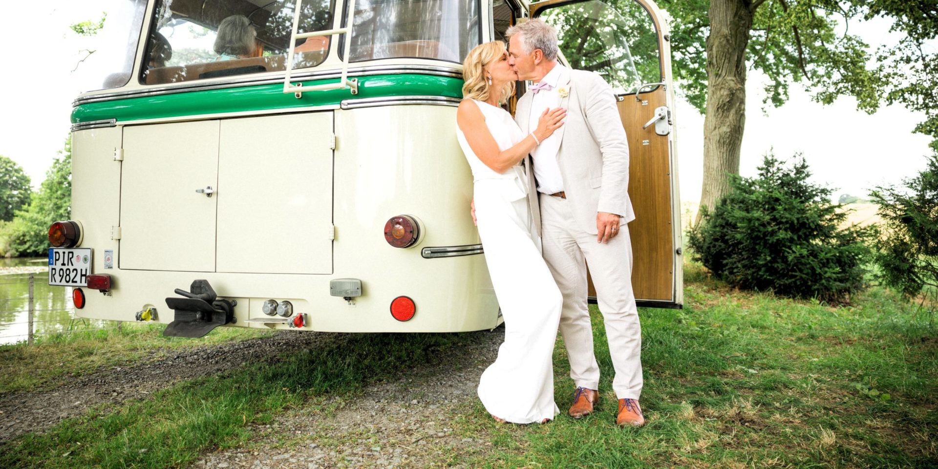 Trauung im Oldtimerbus - Rollendes Standesamt