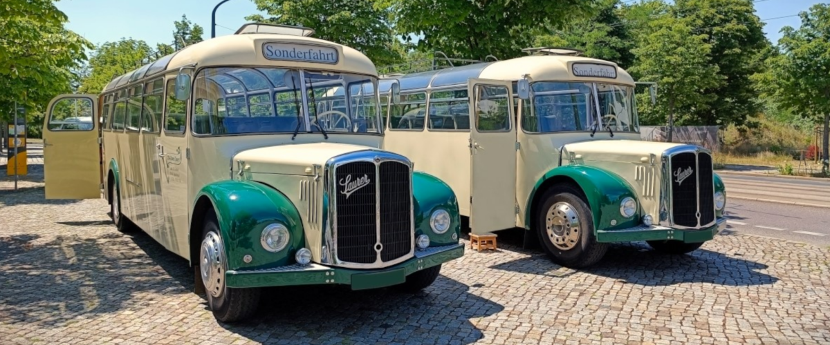 Schweizer Postbusse vom Typ Saurer zum Firmenevent in Dresden