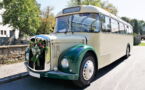 Kunstblumengesteck am Bus Trauung im Oldtimerbus Saurer